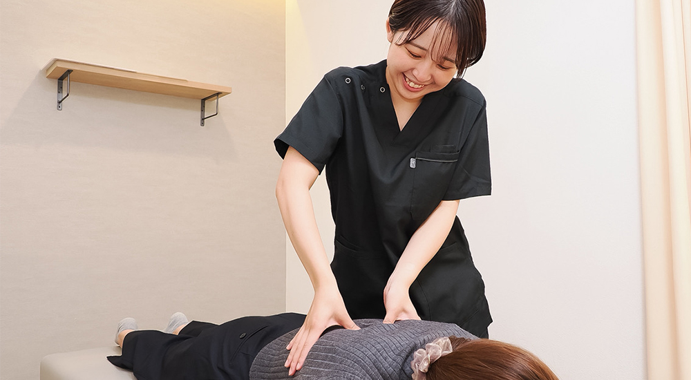 ベッドや枕を消毒する様子